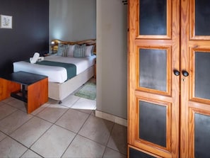 Comfort Double Room, Garden View | Peti besi dalam bilik, meja, seterika/papan seterika, Wi-fi percuma 