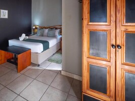 Un dormitorio con cama, mesita de noche y armario.