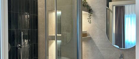 Shower, hair dryer, bidet, towels
