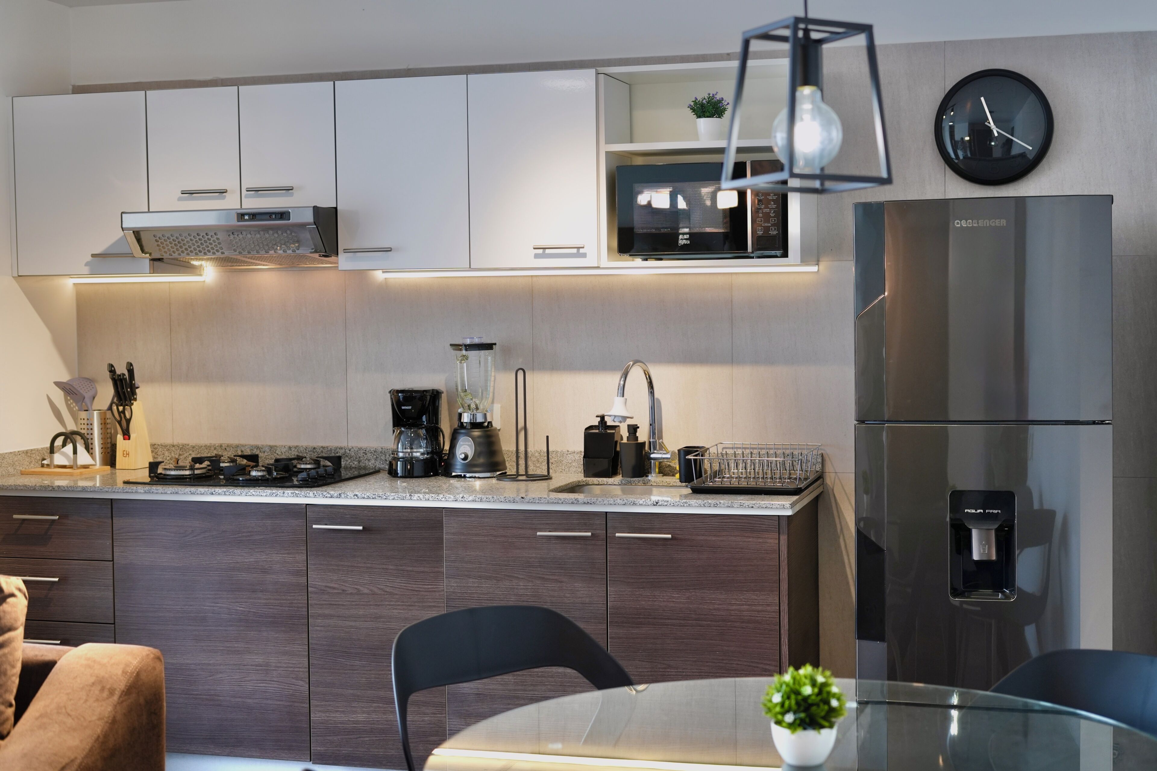 Suite Business, vista città | Cucina privata | Frigorifero con congelatore, microonde, piano cottura