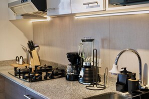 Business Suite, City View | Private kitchen - Livorno Suites (Quito)