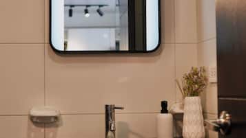Suite Bisnis, pemandangan kota | Kamar mandi | Shower, pengering rambut, handuk, dan sabun