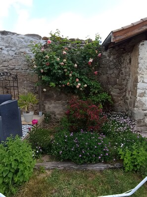 Property grounds - Bed and Breakfast 'Chambre Velours' with Shared Pool, Shared Terrace and Shared Garden (Saint-Martin-Lestra)