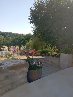Property grounds - Bed and Breakfast 'Chambre Velours' with Shared Pool, Shared Terrace and Shared Garden (Saint-Martin-Lestra)