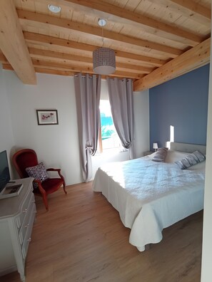 Room - Bed and Breakfast 'Chambre Velours' with Shared Pool, Shared Terrace and Shared Garden (Saint-Martin-Lestra)