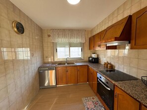 Frigorífico, microondas, horno y placa de cocina
