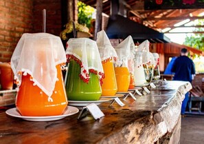 Outdoor dining - Rancho da Cachaça Hoteis e Restaurantes (Holambra)