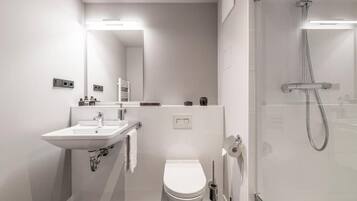 Dusche, Haartrockner, Handtücher, Seife