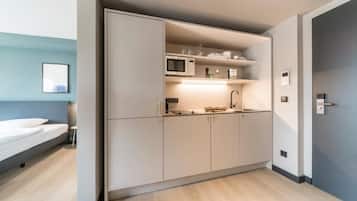 Studio Standard | Cuisine privée | Réfrigérateur, four à micro-ondes, surface de cuisson, lave-vaisselle