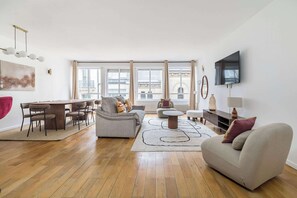 TV - Spacious Apartment - Champs Elysees (Paris)