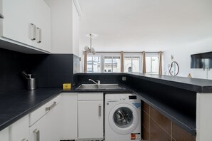 Fridge, microwave, stovetop, dishwasher - Spacious Apartment - Champs Elysees (Paris)