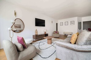 TV - Spacious Apartment - Champs Elysees (Paris)