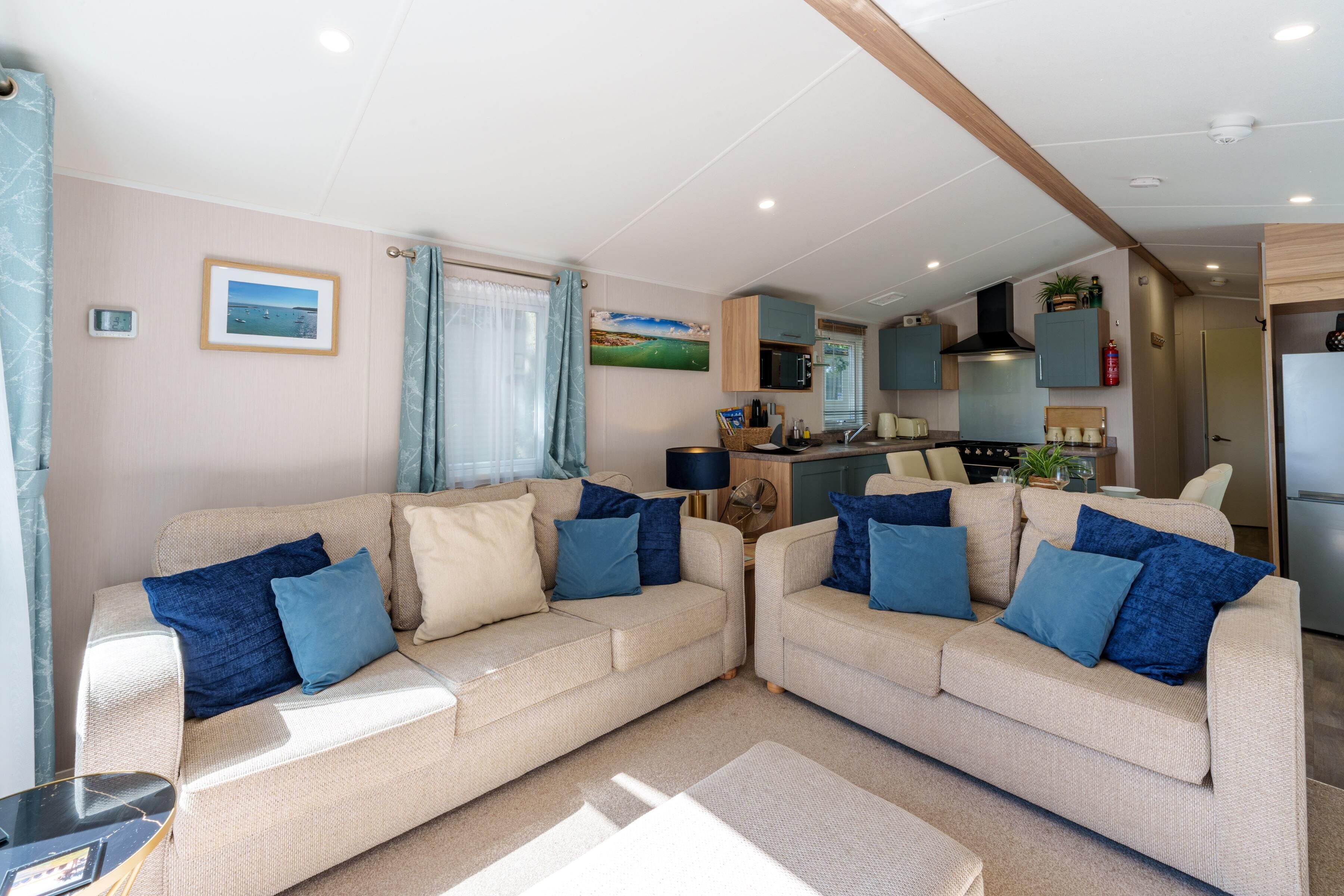 House, 2 Bedrooms, Smoking, Patio | Living room