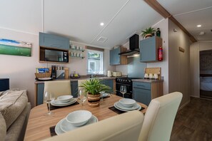 Dining room - Charming Isle of Wight Holiday Park Retr (Cowes)