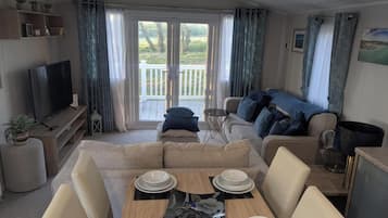 House, 2 Bedrooms, Smoking, Patio | Living room