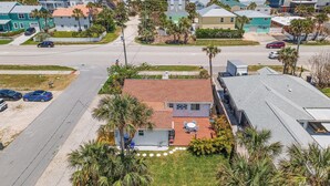 A residential area with houses, a street, and a view of the ocean. - Twenty Palms (New Smyrna Beach)