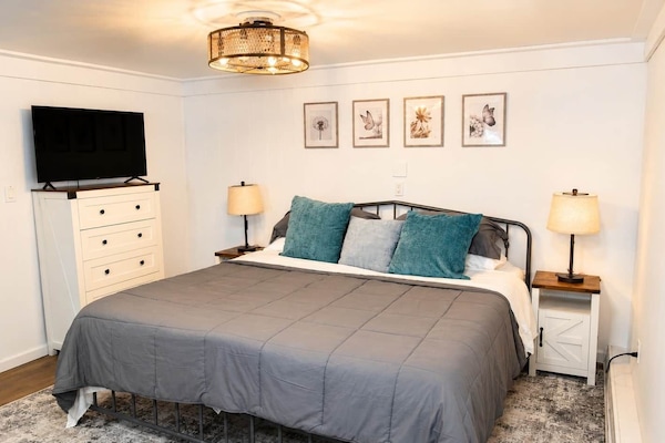 5 bedrooms, WiFi (free), bed sheets