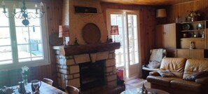 Living area - Vrbo Property (Beaumont-du-Ventoux)