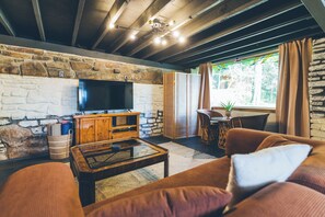 Living area - South Woods - Bespoke Sauna Retreat - Sleeps 8 (Fayetteville)