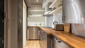 Frigorífic, forn, placa de cuina i bullidora elèctrica 
