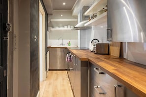 Kühlschrank, Ofen, Herdplatte, Wasserkocher