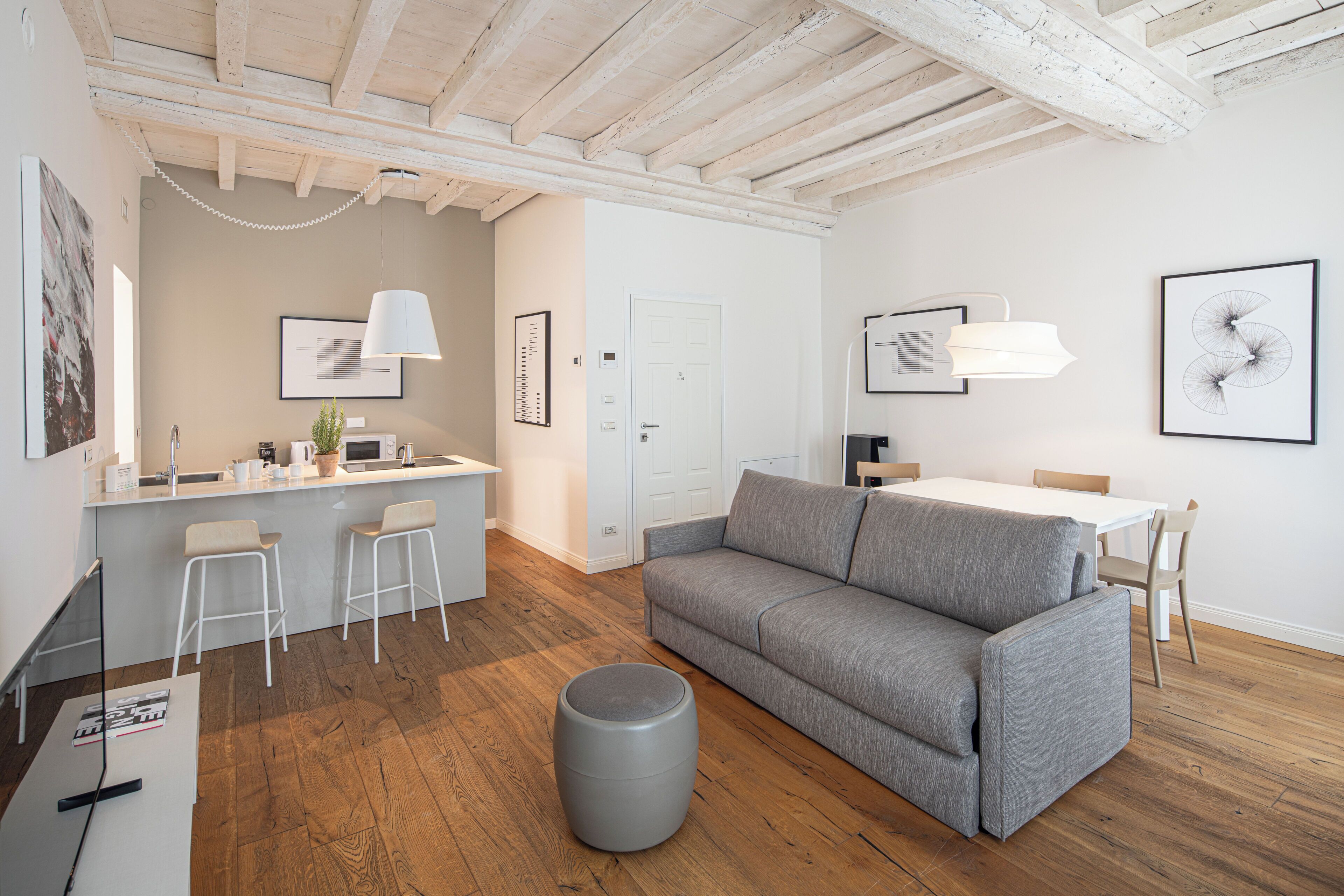Standard-Apartment | Wohnbereich | 40-Zoll-Flachbildfernseher mit Digitalempfang