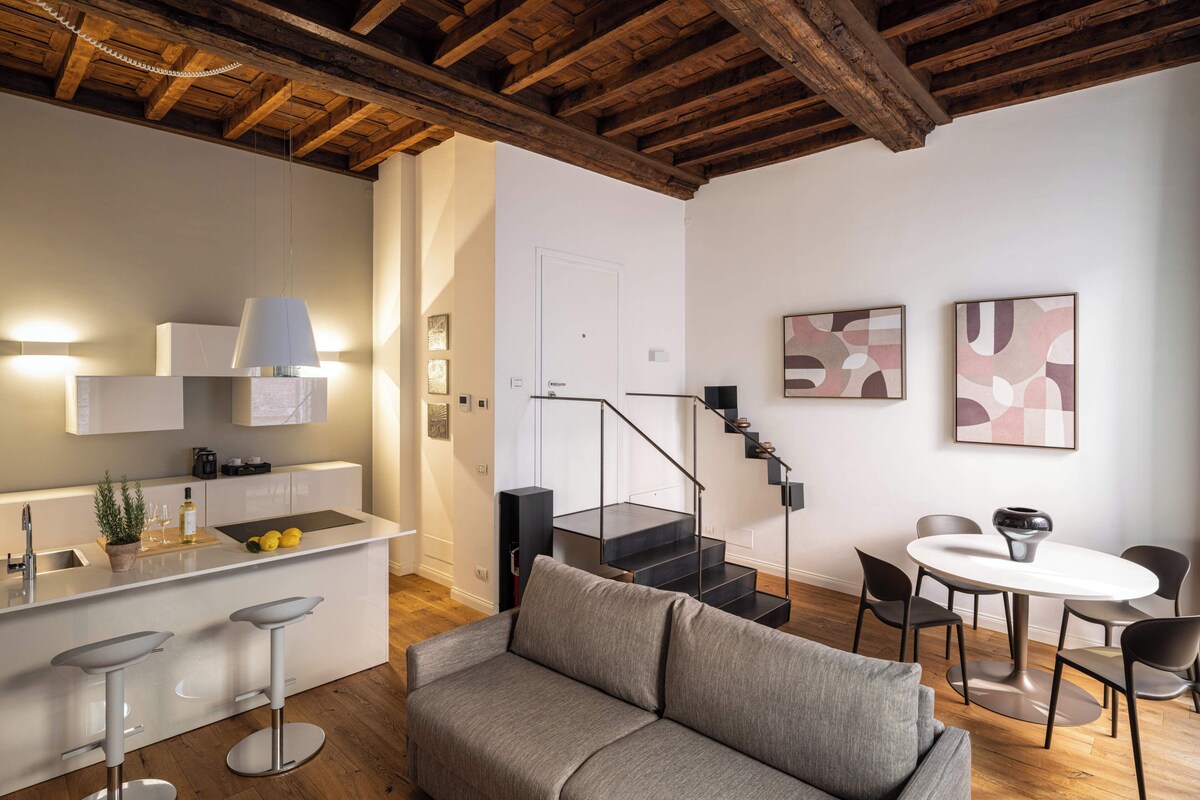 Un interior moderno con cocina, comedor y sala de estar.