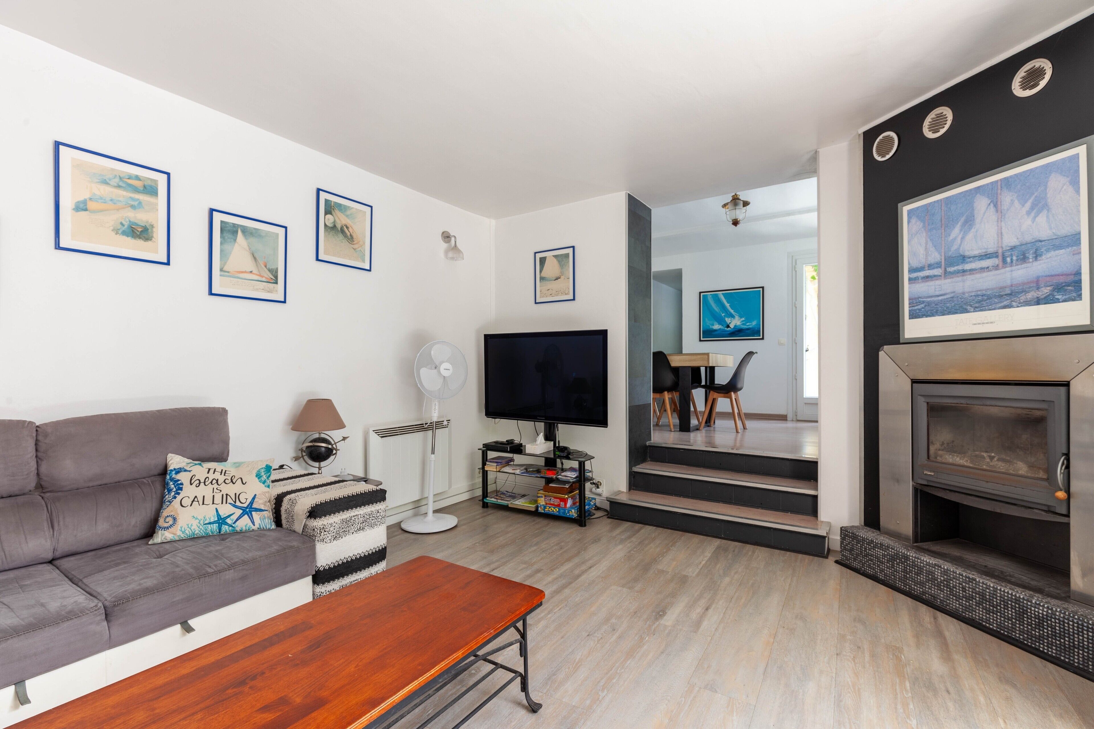 TV, caminetto, lettore DVD, impianto stereo