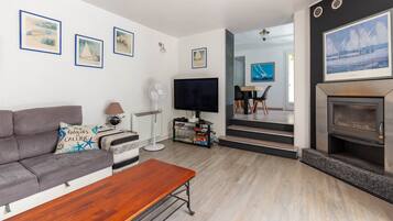 TV, caminetto, lettore DVD, impianto stereo