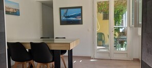 Dining - Charming 64 m² House with Large Pool and Palm Trees (Marseille)