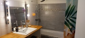 Douche, sèche-cheveux, serviettes fournies