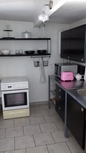 Fridge, microwave, oven, stovetop - Charming 64 m² House with Large Pool and Palm Trees (Marseille)