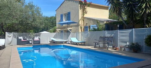 Maison 64 m2,  grande piscine, palmiers