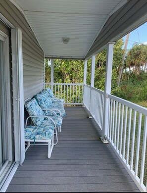 Terrace/patio - 2-bedroom house in serene Sebastian with cool AC comfort (Sebastian)