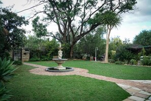 Property grounds - Outentique Accommodation (Oudtshoorn)