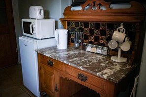 Economy Triple Room | Interior - Outentique Accommodation (Oudtshoorn)