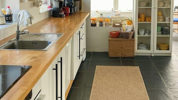Ofen, Geschirrspüler, Wasserkocher mit Kaffee-/Teezubehör