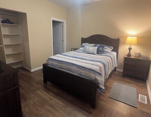 2 bedrooms, free WiFi, bed sheets - Rathbun Lake, 1.5 miles from the Lake, 2 bdrm, 2 bath sleeps 7 in Rathbun, Iowa. (Centerville)