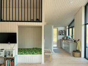 Een modern interieur met een vide, een keuken en een eethoek.