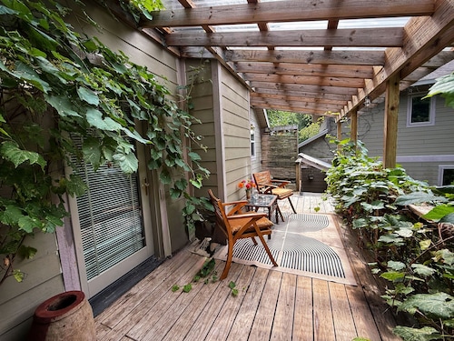 The Artist's Loft | Pet Friendly | Close to Torch