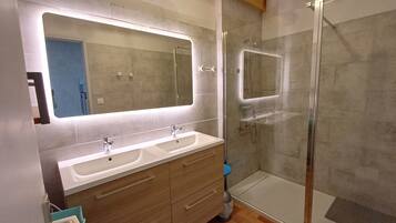 Shower, towels