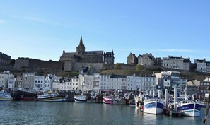A harbor with boats docked, a historic building with a tower, and residential buildings along the waterfront. - Holiday Home “Fermette 5 Adults in the Countryside” with Private Terrace, Garden & Wi-Fi (Hudimesnil)
