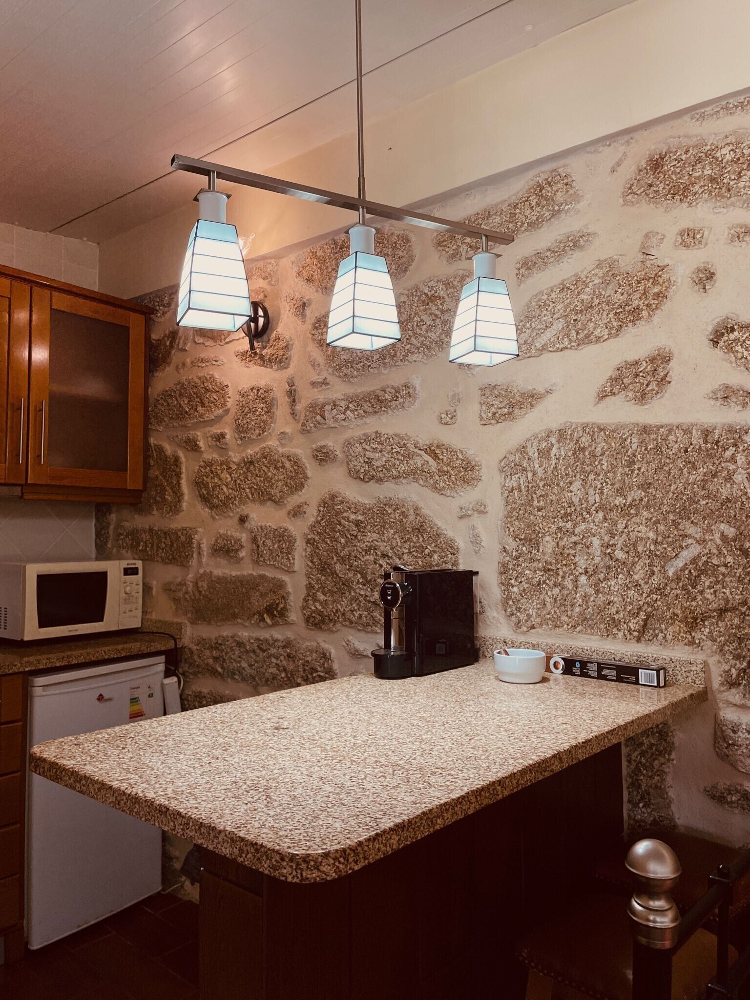 Kühlschrank, Mikrowelle, Herdplatte, Wasserkocher mit Kaffee-/Teezubehör