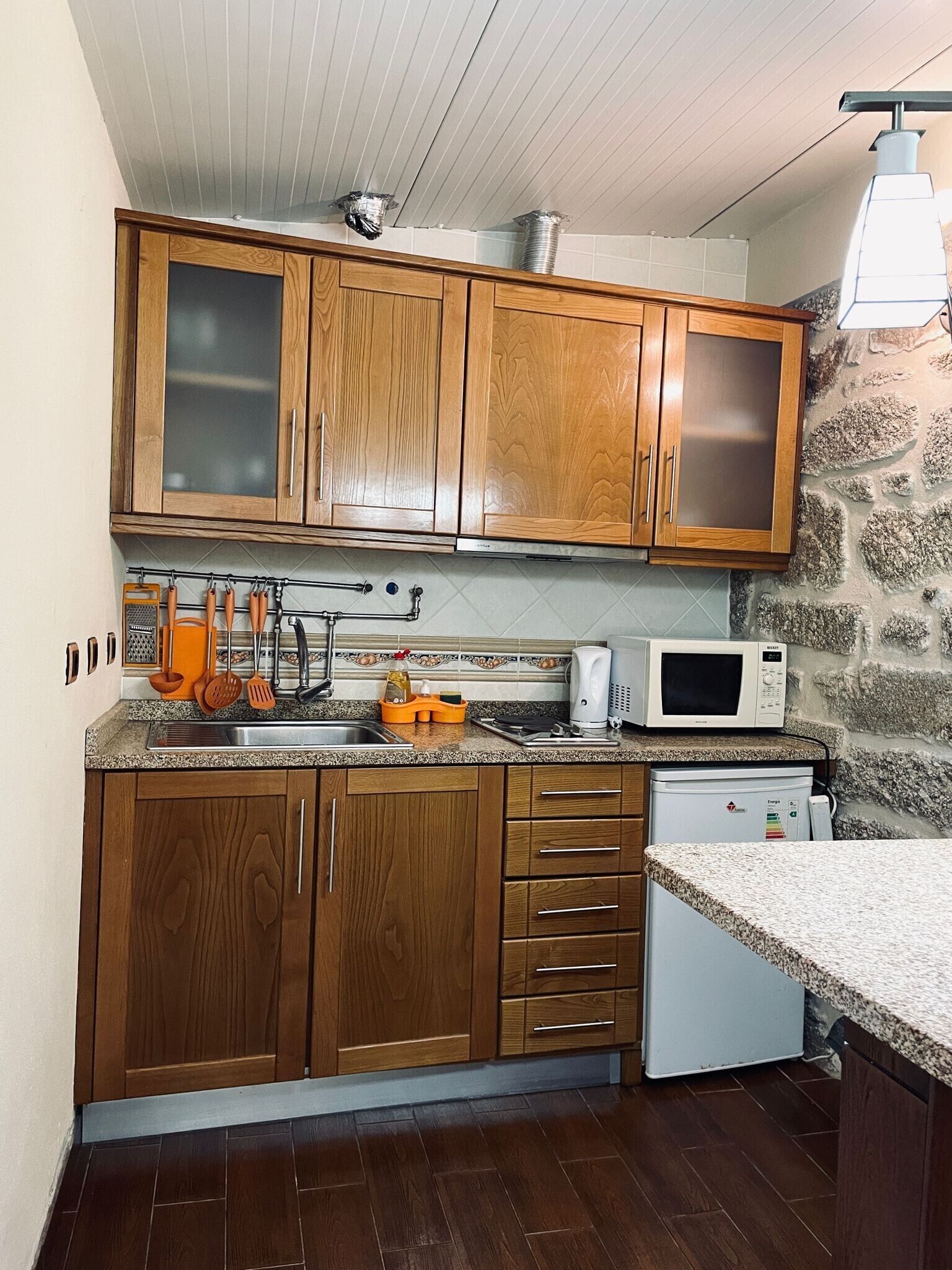 Refrigerador, microondas, placa de cocina, cafetera/tetera