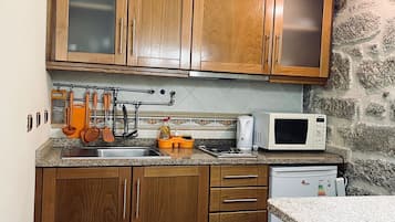 Refrigerador, microondas, placa de cocina, cafetera/tetera