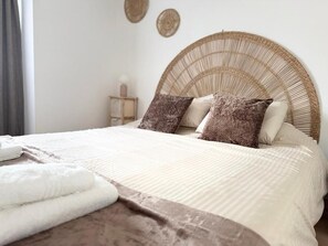 Iron/ironing board, Internet, bed sheets - Vrbo Property (Pontorson)