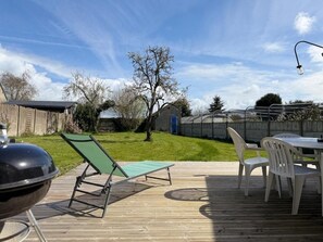 Outdoor dining - Vrbo Property (Pontorson)