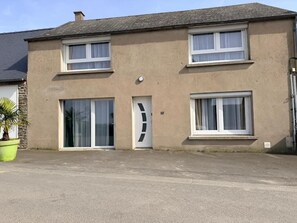 Exterior - Vrbo Property (Pontorson)