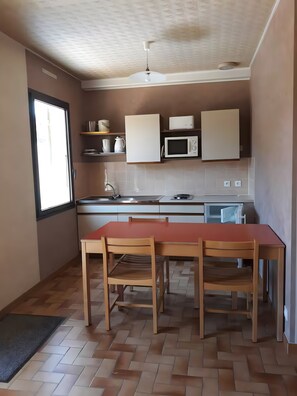 Fridge, microwave, stovetop, coffee/tea maker - Holiday Home “Gîtes Clos La Roche” with Mountain View (Saint-Nazaire-le-Désert)