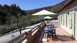Outdoor dining - Holiday Home “Gîtes Clos La Roche” with Mountain View (Saint-Nazaire-le-Désert)
